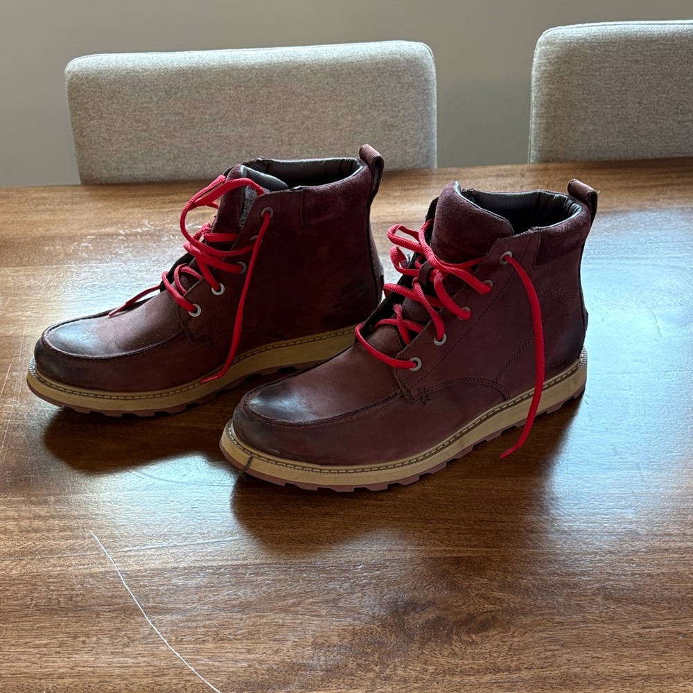 Sorel Men's Dark Brown Boots with Red Laces Waterproof